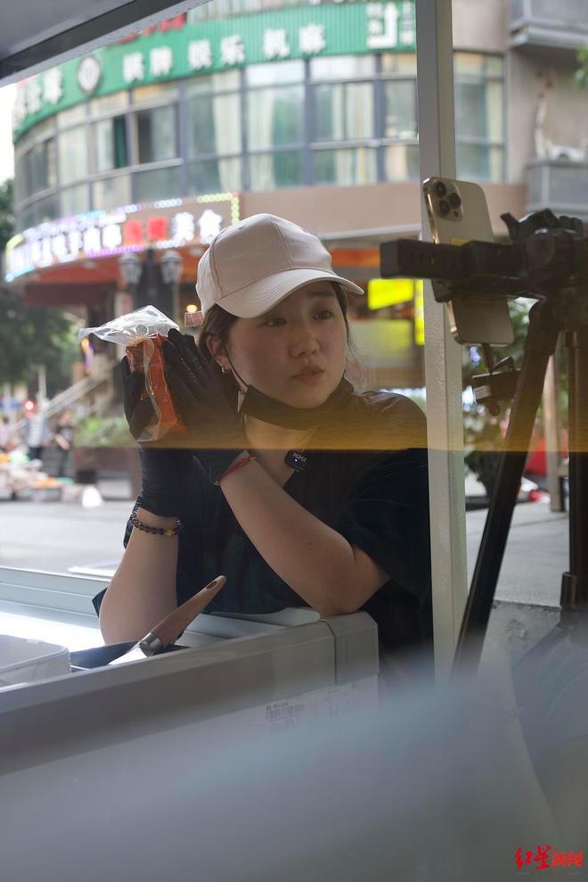 近况曝光！摆摊卖甜品想踏出重生第一步麻将胡了游戏“重庆姐弟坠亡案”妈妈(图9)